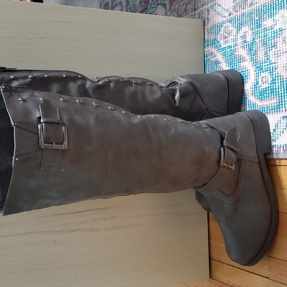 White Line- Women's boots size 9
